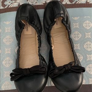 Brand new Valentino Garavani black flats.